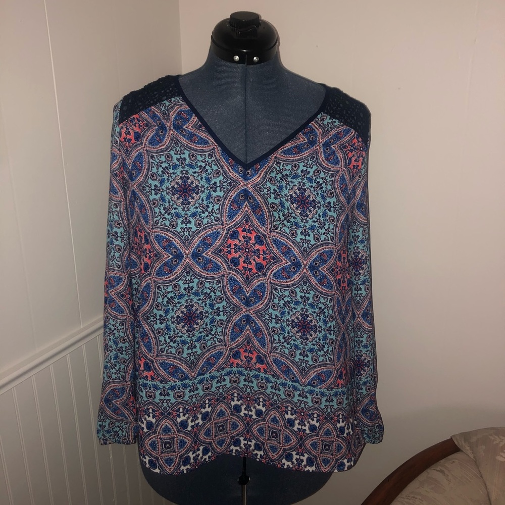Multicolor shirt with crochet detailing on back